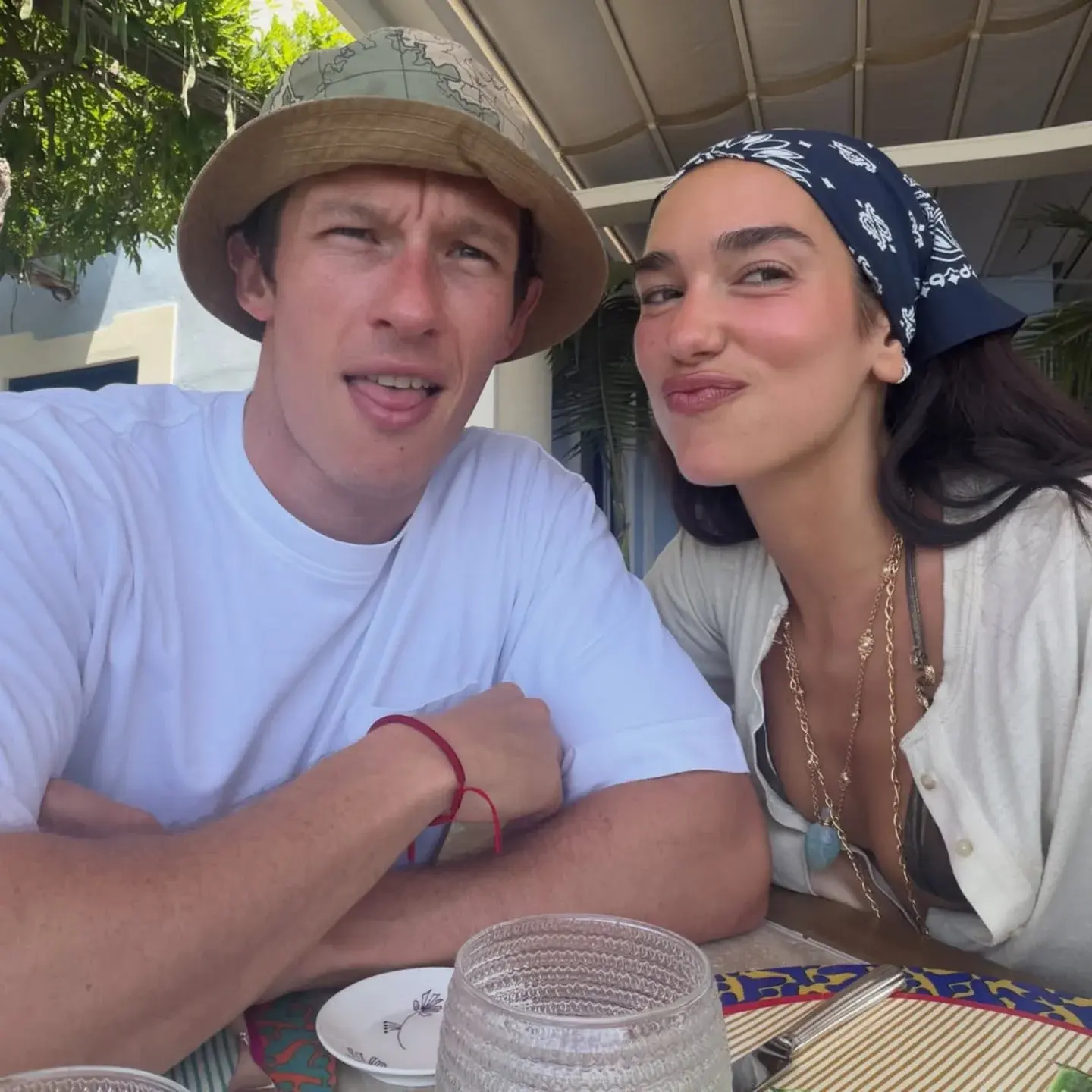 Dua Lipa deslumbra en su luna de miel con Callum Turner en Italia