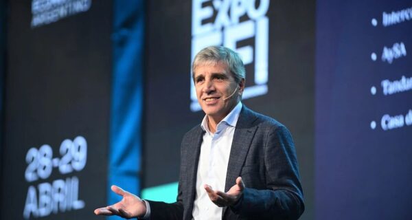 Luis Caputo en conferencia sobre Bonar 2028 y financiamiento