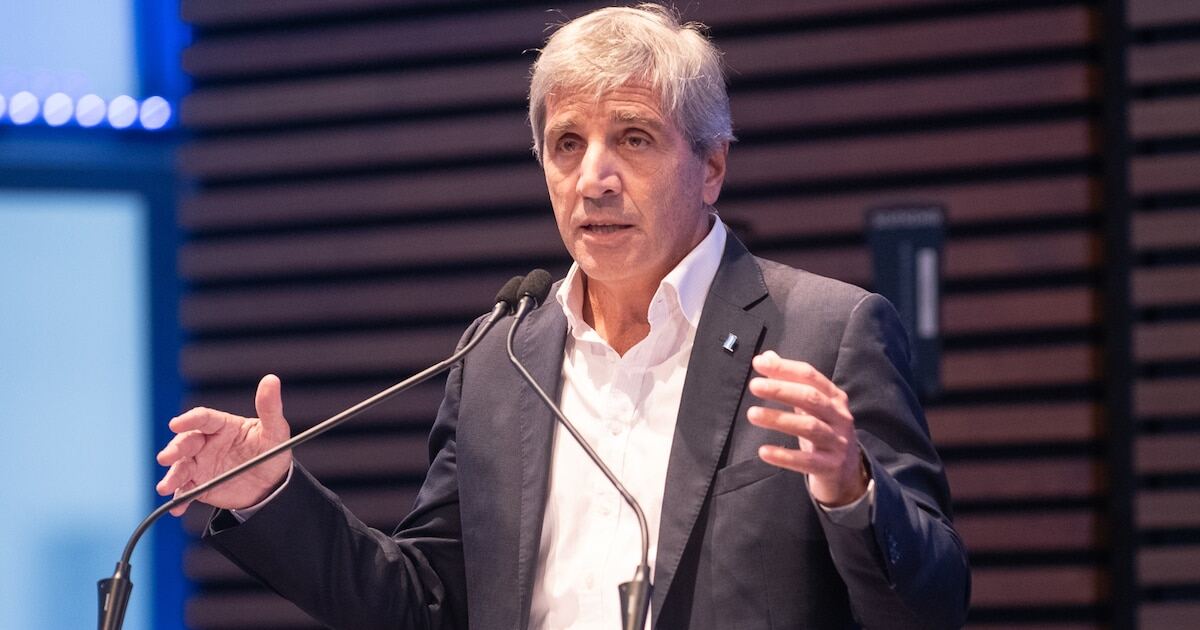 El Ministro de Economía de Argentina en una reunión sobre deuda externa