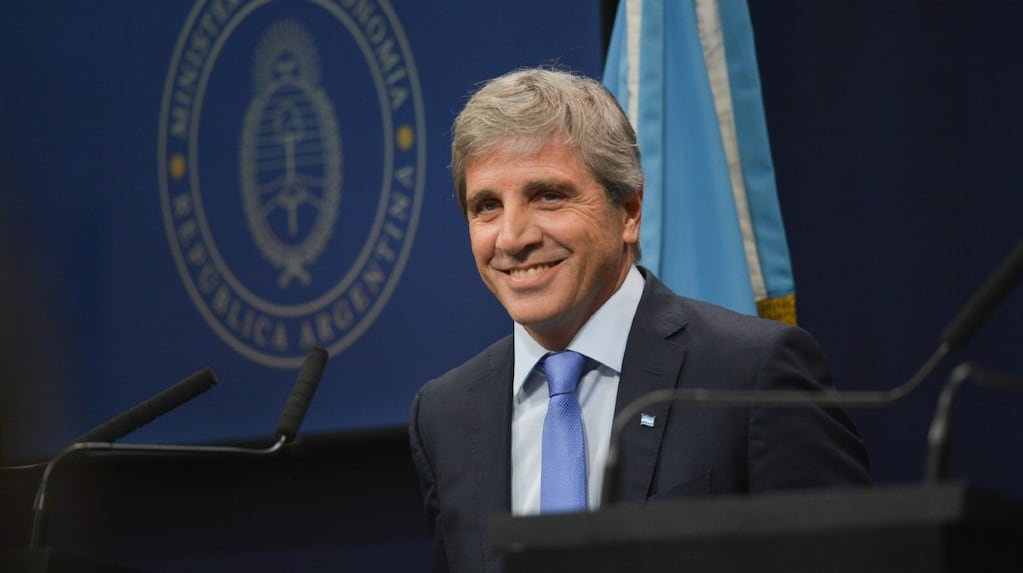 El ministro de Economía Luis Caputo presenta datos sobre el superávit fiscal en Argentina