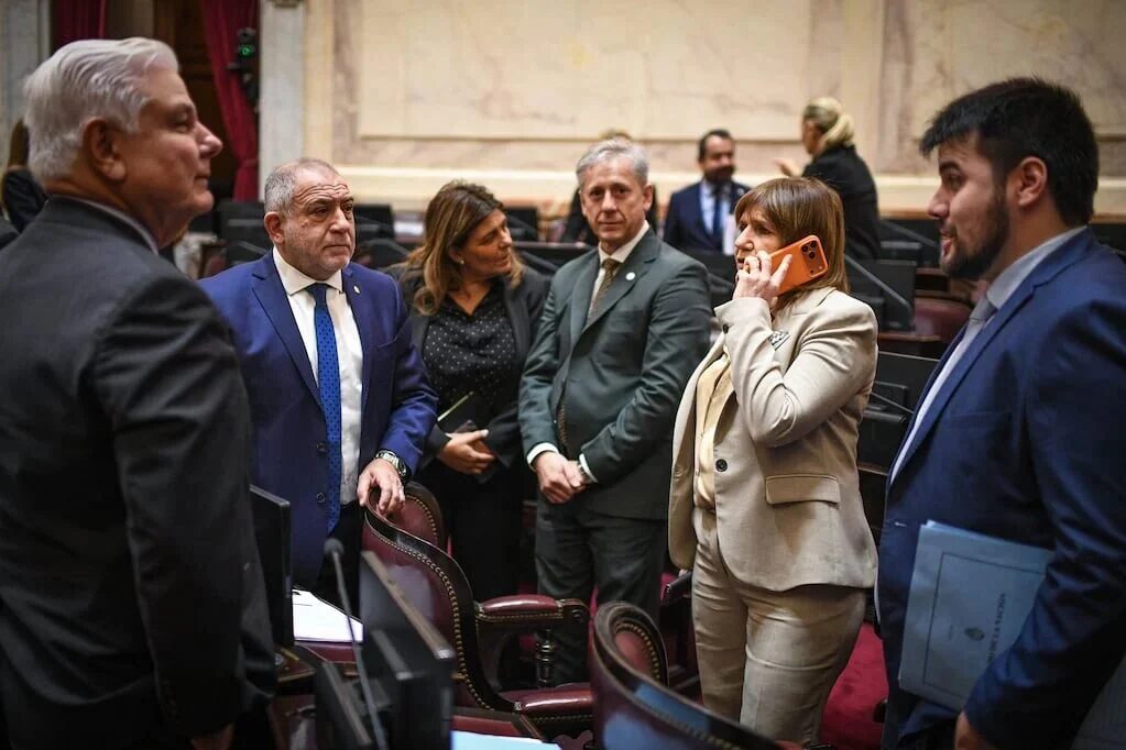Senadores discutiendo en el Senado argentino sobre la interpelación a Manuel Adorni