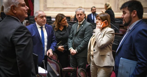 Senadores discutiendo en el Senado argentino sobre la interpelación a Manuel Adorni