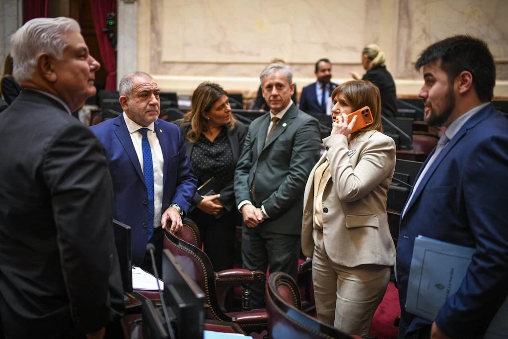 Senadores discutiendo en el Senado argentino sobre la interpelación a Manuel Adorni
