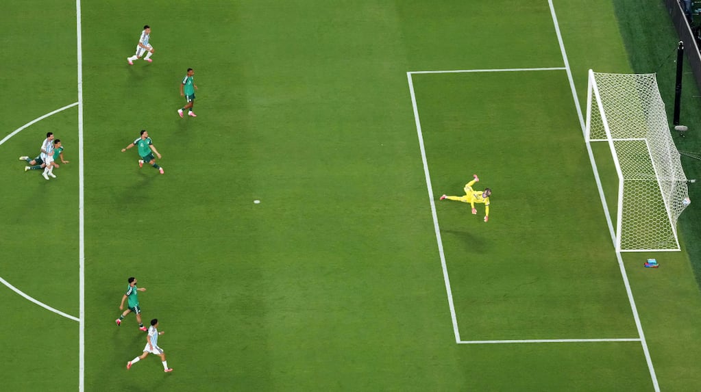 Lionel Messi anotando un gol en el Mundial 2026