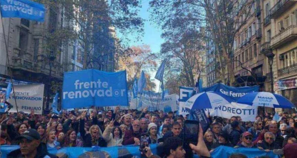 Movilización del Frente Renovador en apoyo a Cristina Kirchner