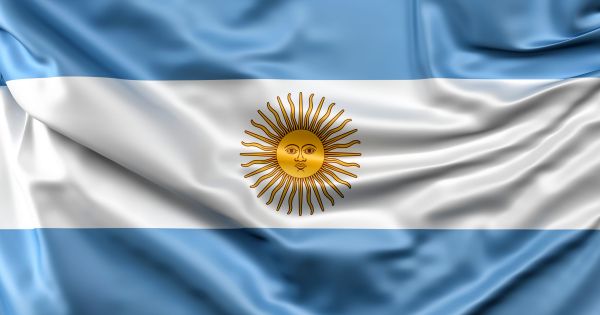 El origen de los colores de la bandera argentina: mitos y teorías