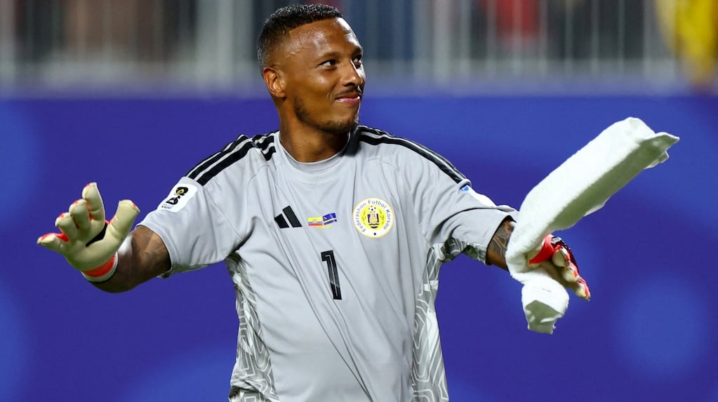 Eloy Room realizando una atajada en el Mundial 2026