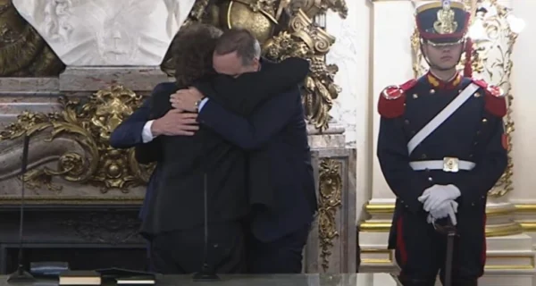 Emotivo abrazo entre Javier Milei, Manuel Adorni y Diego Santilli en la jura del nuevo jefe de Gabinete