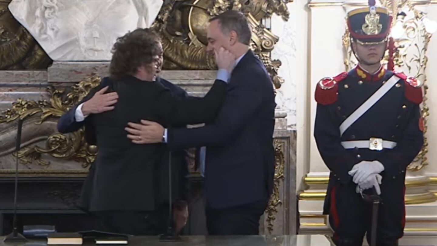 Emotivo abrazo entre Milei, Adorni y Santilli tras la jura del nuevo jefe de Gabinete