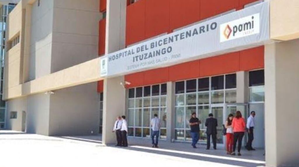 Policía en la escena del hallazgo de un bebé en Ituzaingó