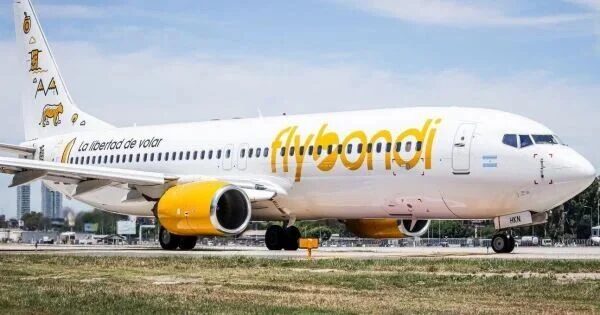 Protesta de ex empleados de Flybondi por pagos pendientes