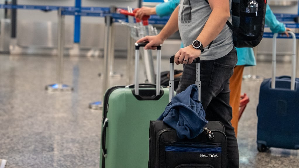 Agente de la PSA en el Aeropuerto de Ezeiza