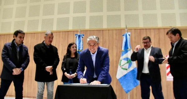 Firma de convenio entre FECENE y el gobernador de Neuquén