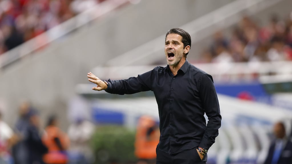 Fernando Gago, técnico de la Universidad de Chile, en un partido