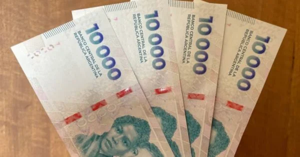 Jubilados cobrando sus haberes en un banco