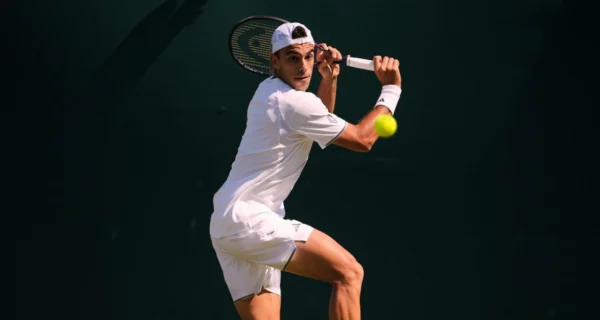 Francisco Cerúndolo durante un partido en Wimbledon 2026