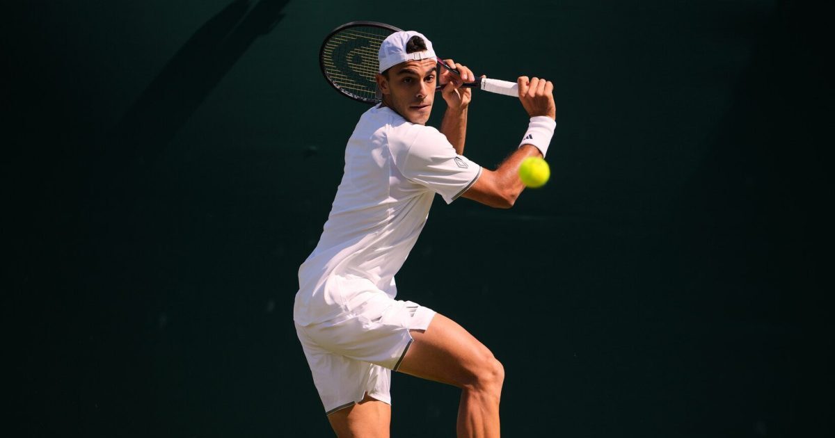 Francisco Cerúndolo durante un partido en Wimbledon 2026