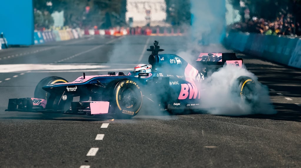 Franco Colapinto manejando el Lotus E20 en un evento de automovilismo