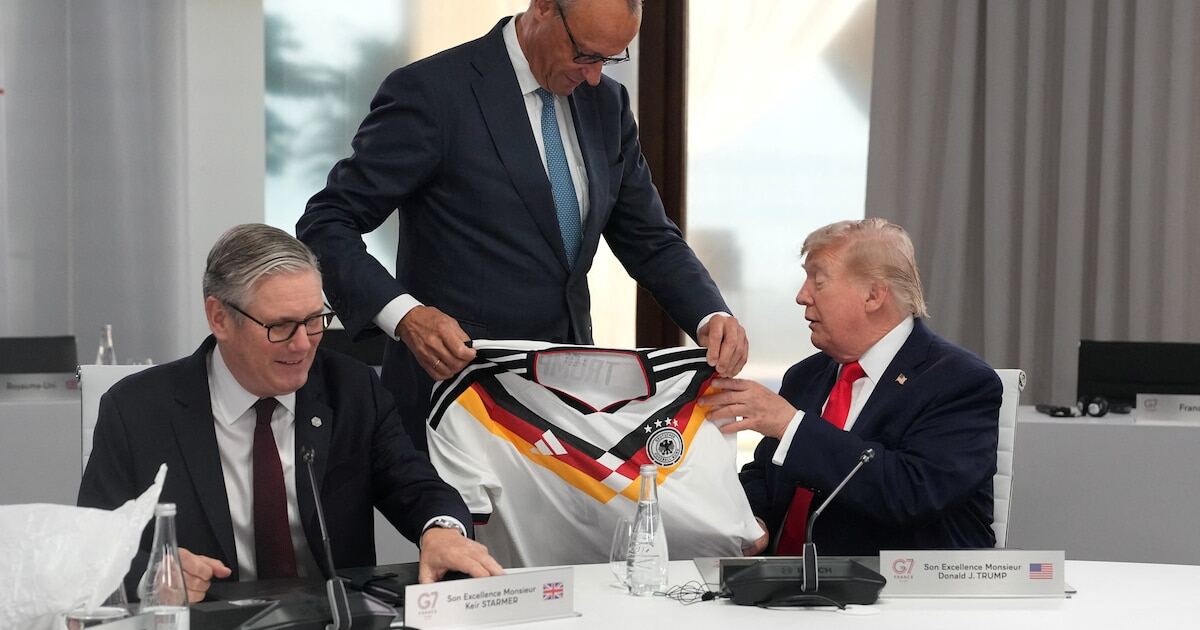 Friedrich Merz entrega camiseta a Donald Trump en la cumbre del G7
