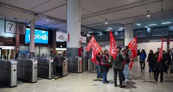 Tren en una estación ferroviaria española