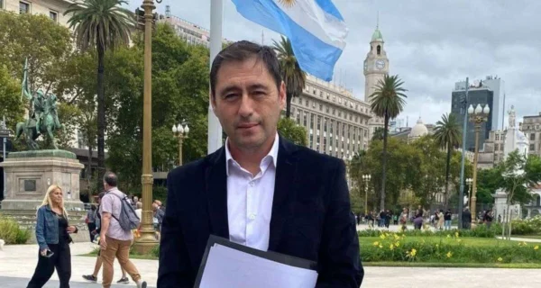 Imagen del intendente Marcelo Román durante una conferencia de prensa