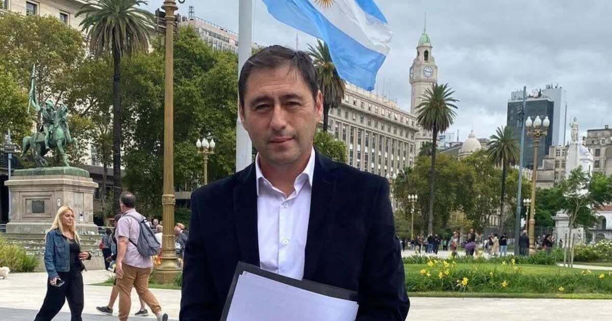 Imagen del intendente Marcelo Román durante una conferencia de prensa