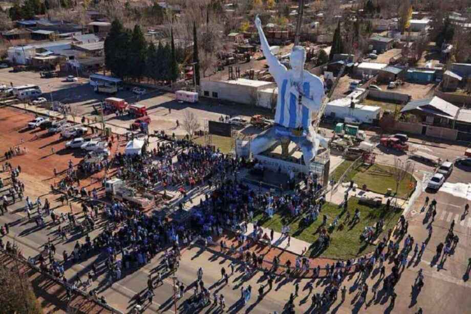 Estatua de Lionel Messi en Cutral Co, Neuquén, rodeada de público durante su inauguración