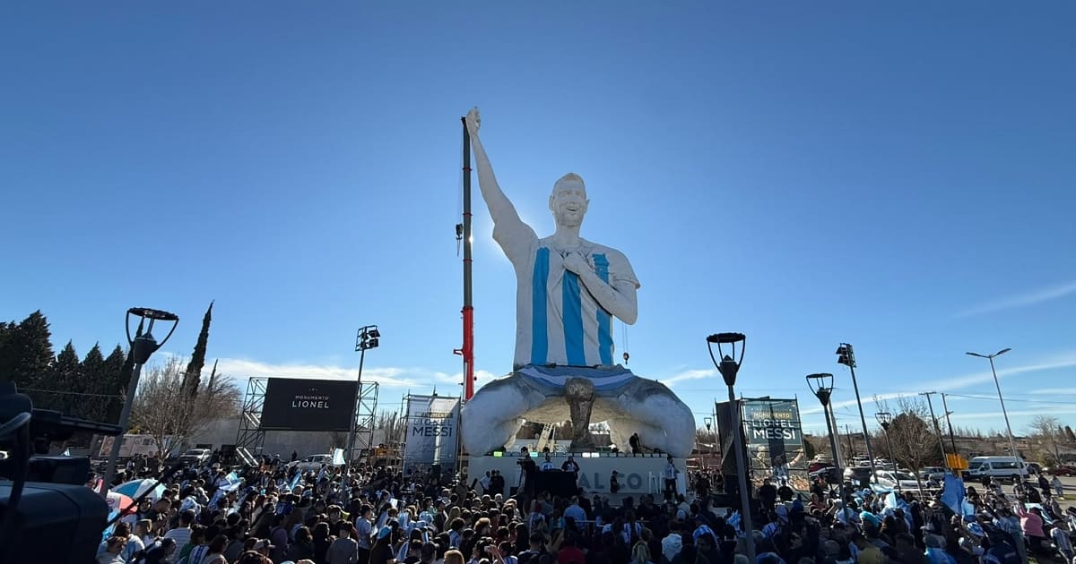 Estatua monumental de Lionel Messi en Cutral Co, Neuquén