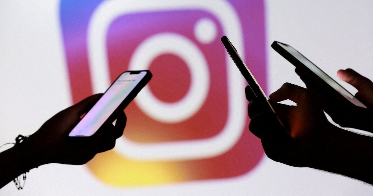 Usuario navegando en la aplicación de Instagram