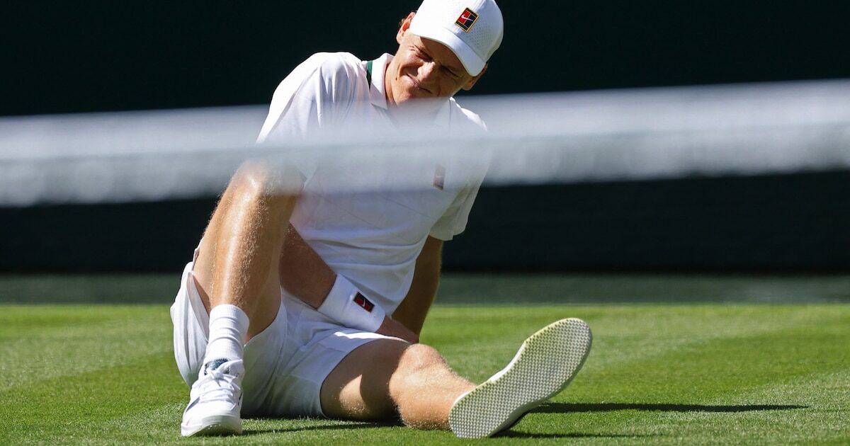 Jannik Sinner en acción durante su partido en Wimbledon