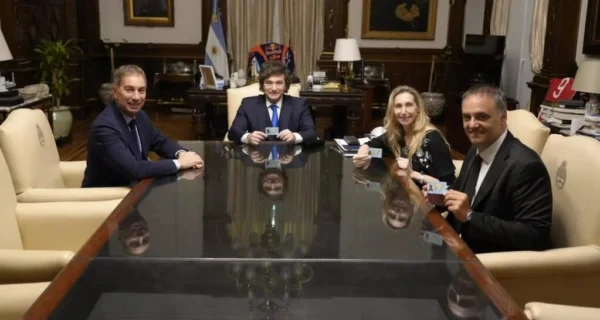 Javier Milei en una reunión en la Casa Rosada