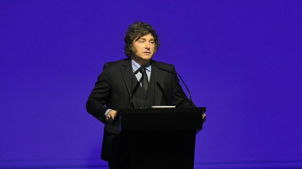 Javier Milei presenta a su nuevo vocero Adrián Ravier en un evento