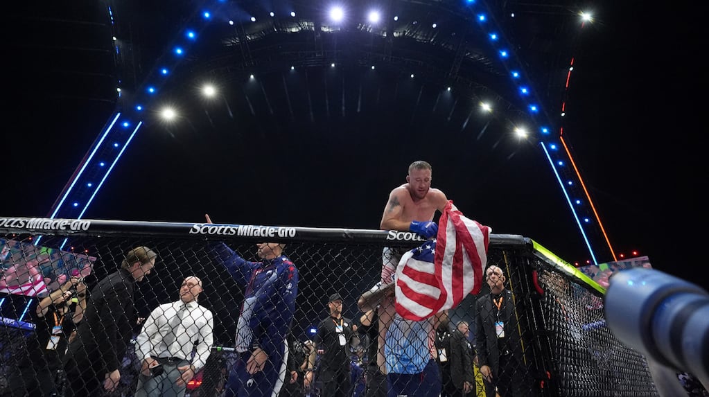 Justin Gaethje celebra su victoria sobre Ilia Topuria en UFC Freedom 250