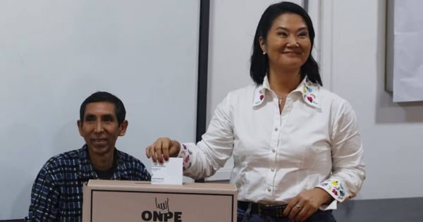 Keiko Fujimori asumiendo la presidencia del Perú