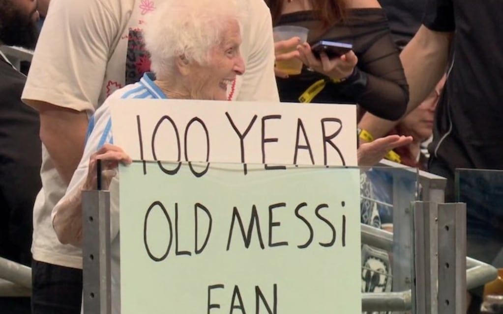 Pauline Kana sosteniendo un cartel en apoyo a Messi durante el Mundial 2026