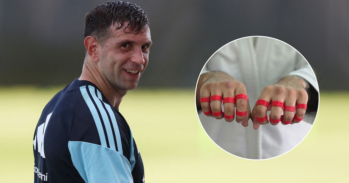 Dibu Martínez en entrenamiento con su equipo