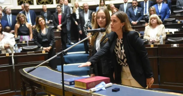 Mercedes Landívar asumiendo su cargo en la Cámara de Diputados