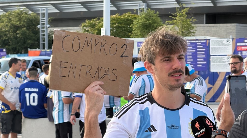 Hinchas argentinos buscando entradas para el partido Argentina-Austria