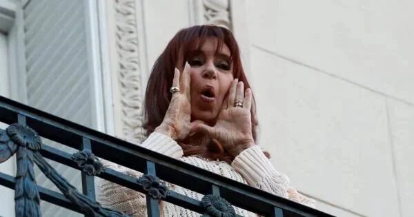 Cristina Kirchner en su residencia con tobillera electrónica