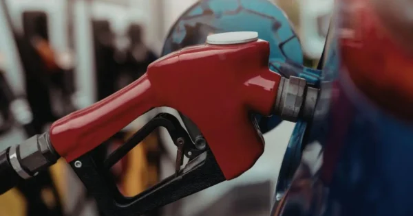 Estación de servicio con surtidores de nafta en Argentina