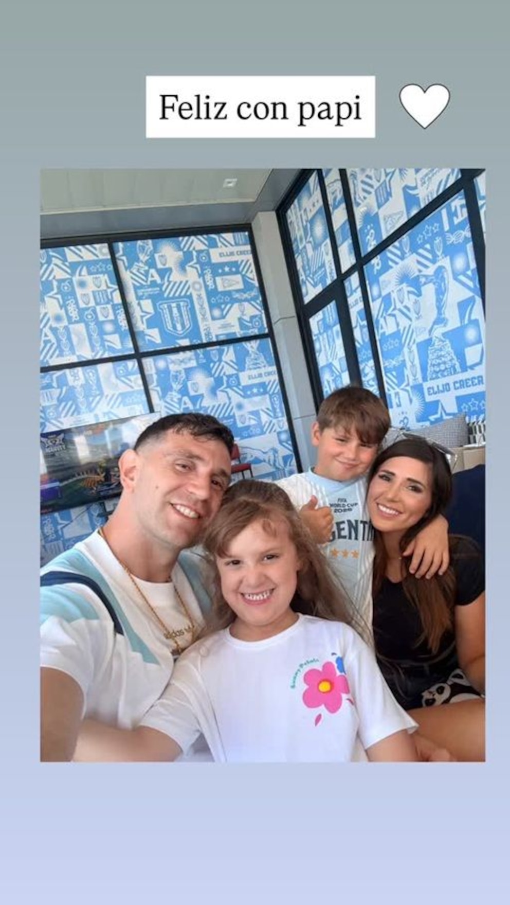 Dibu Martínez sonríe con sus hijos en un día libre en Kansas City