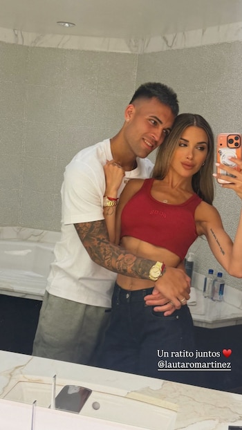 Lautaro Martínez y su pareja posando juntos en un espejo