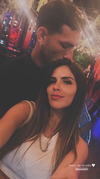Lautaro Martínez y su pareja posando juntos en un ambiente festivo