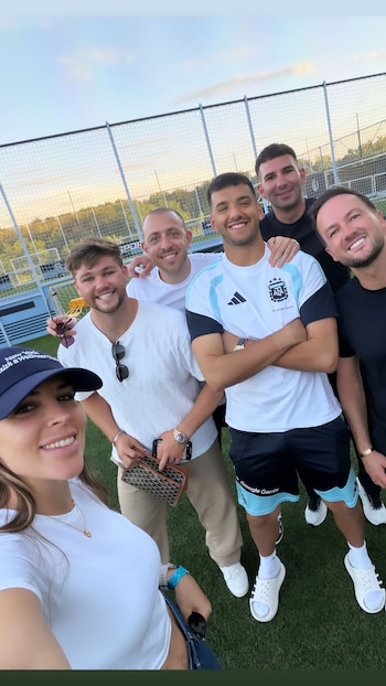 Jugadores de la selección argentina posando con sus familias en Kansas City tras su victoria en el Mundial 2026