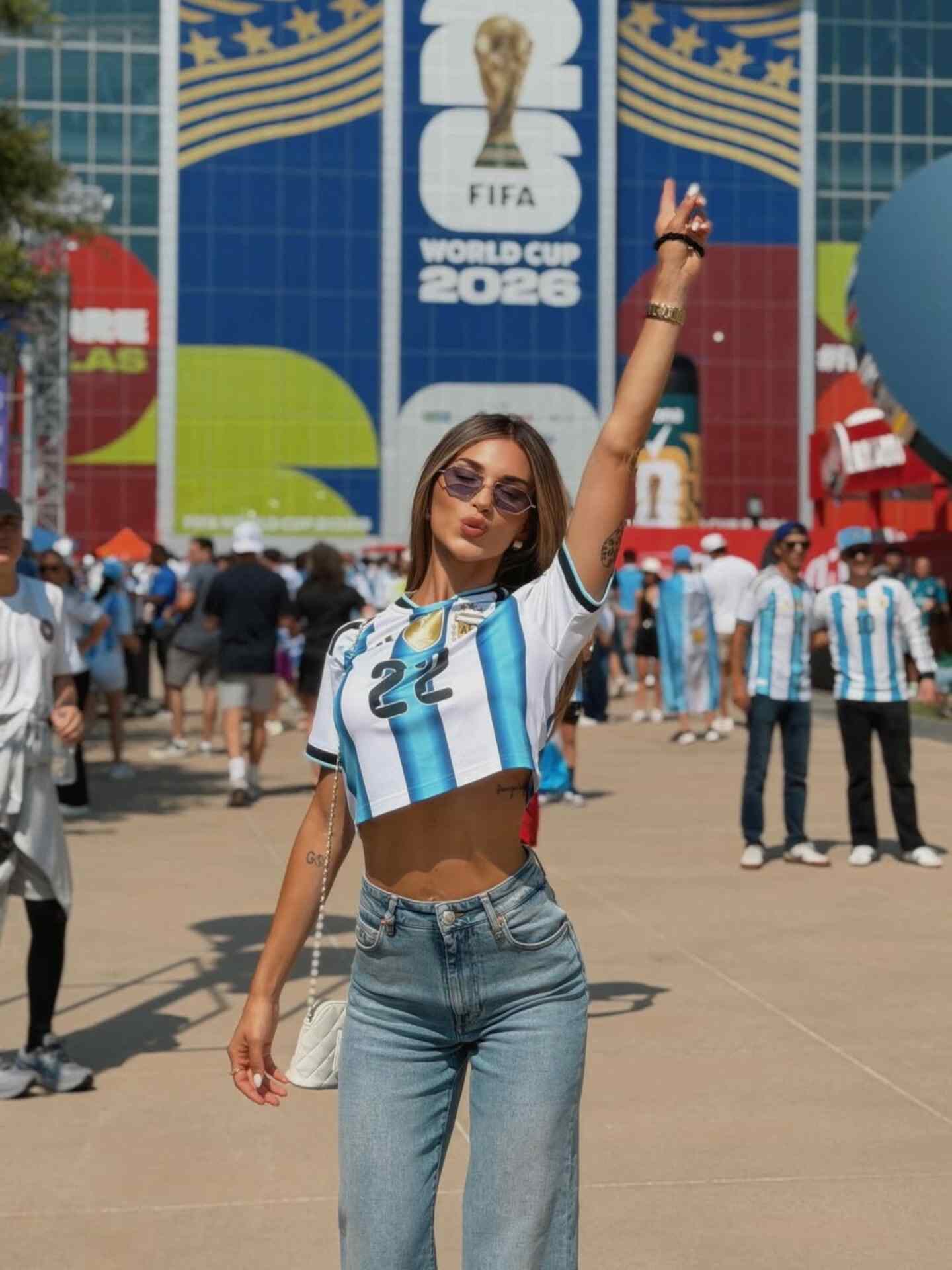 Las Tendencias de Moda Mundialista: Antonela Roccuzzo, Agustina Gandolfo y Caro Calvagni Deslumbran en Dallas