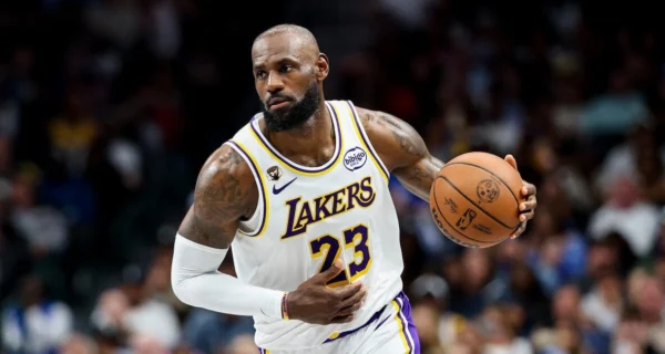 LeBron James en un partido de la NBA