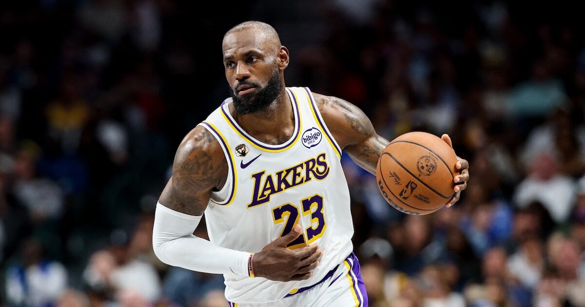 LeBron James en un partido de la NBA