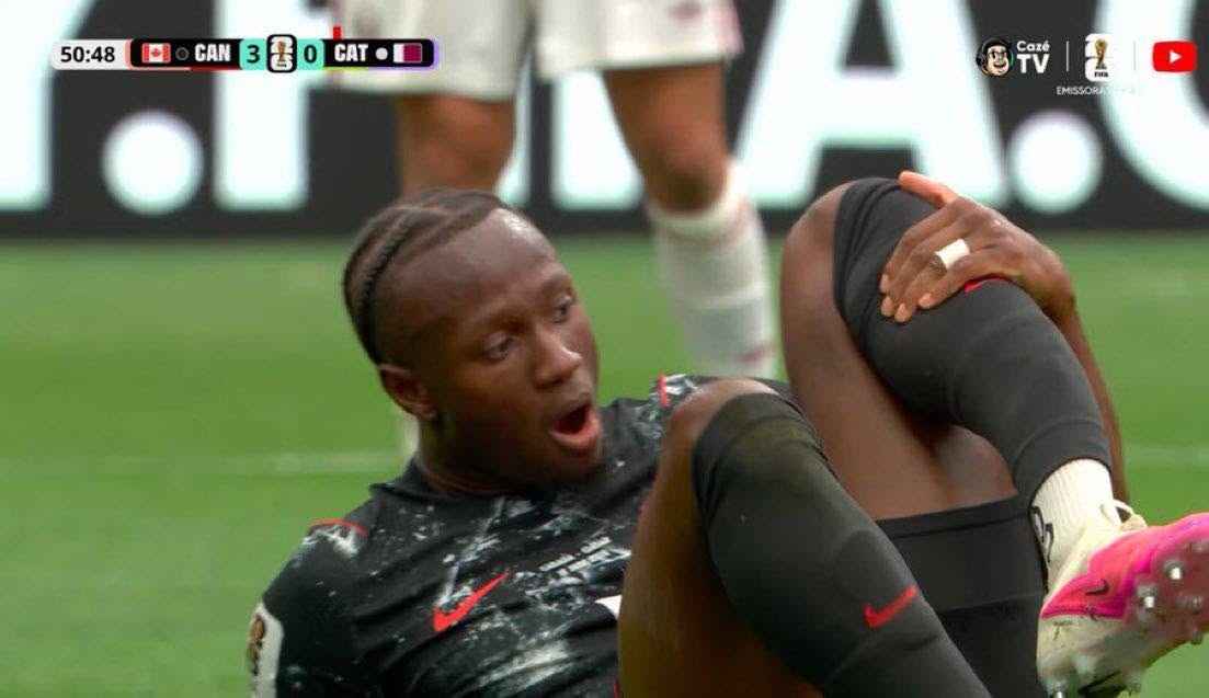 Ismael Koné siendo atendido tras su lesión en el partido entre Canadá y Qatar