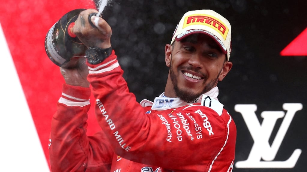 Lewis Hamilton celebra su victoria en el Gran Premio de Barcelona con Ferrari