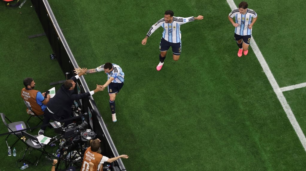 Lionel Messi celebrando su gol con Joaquín Bruno